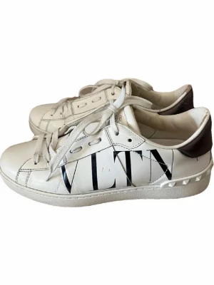 Valentino Garavani Skor - Valentino skor i storlek 39. Cond 7,5/10. Använda men i väldigt fint skick. Inget og. Mycket snygga o stilrena skor! Hör av dig vid minsta lilla fundering o för mer bilder. Nypris, 4999, Vårat pris, 1499!