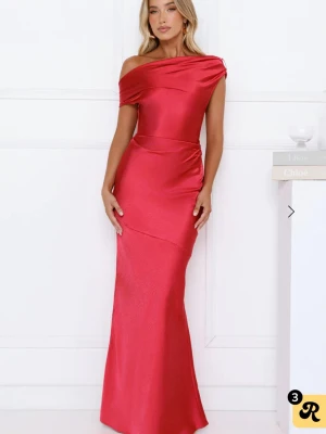 Röd långklänning - Säljer denna superfina långklänningen från hello Molly då den inte riktigt passade. Den är i storlek M men den är väldigt liten o storlek så skulle säga att det mer är en S. Passar perfekt nu till bal! Helt oanvänd med lapp och allt kvar! Nypris: 1000kr