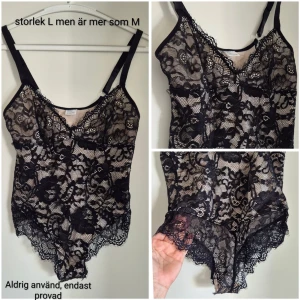 Svart spetsbody med blommönster - Snygg svart spetsbody med blommigt mönster och transparenta partier. Djup ringning och smala axelband. Perfekt för att skapa en trendig och elegant look. Materialet är mjukt och följsamt med fina spetsdetaljer.