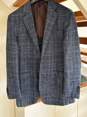 Suitsupply kavaj - ull/linne/silke - Riktigt snygg kavaj från suitsupply som fungerar som både kavaj och jacka till sommaren. Ofodrad rygg ger en luftig känsla och de fungerande knapparna vid ärmslut ger en schysst look när man viker upp ärmarna. Storlek 48, inga fel. Kavajen är gjort av ull/linne/silke vilket är ett av deras premium sortement med nypris på 7-10 tusen. 