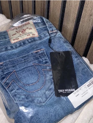 True religion Nelly jeans  - Nelly kollektion som är slutsåld använd 1gång ultra low waist med rosa broderier