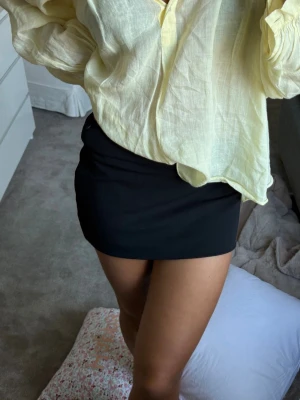 Svart kort kjol - Svart basic kort kjol! Storlek S 💕💕💕inte överdrivet kort heller så man kan ha den lite som man vill. 