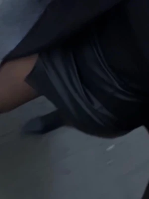 Svart kjol - Snygg svart kortkjol i skinnimitation med en liten slits framtill. Kjolen har en tight passform och är perfekt för dig som gillar en stilren och edgy look. Passar till många olika outfits och är enkel att matcha.