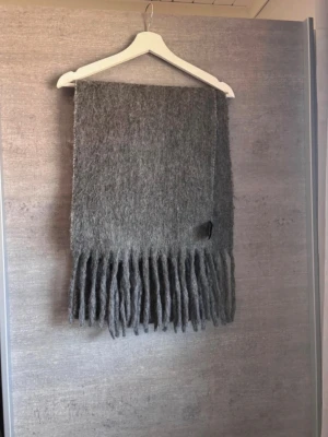 Grå halsduk  - Säljer denna så såå fina halsduk från hm💖💖