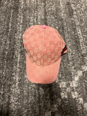 Rosa keps - Helt ny rosa keps, perfekt tillägg till outfits och perfekt nu inför sommarem. Ej riktig👍🏼