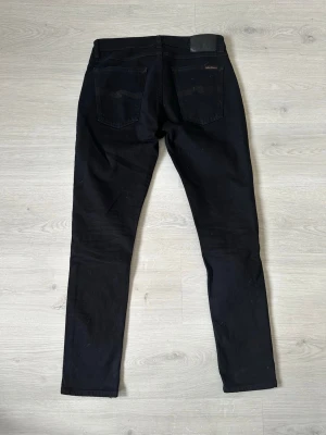 Nudie 31/30 - Ett par riktigt feta Nudie jeans! De är i mycket bra skick och utan defekter:)  Skriv vid frågor och kolla gärna in min profil för fler jeans o kläder. Vid köp av fler plagg kan att schysst paketpris fixas:)