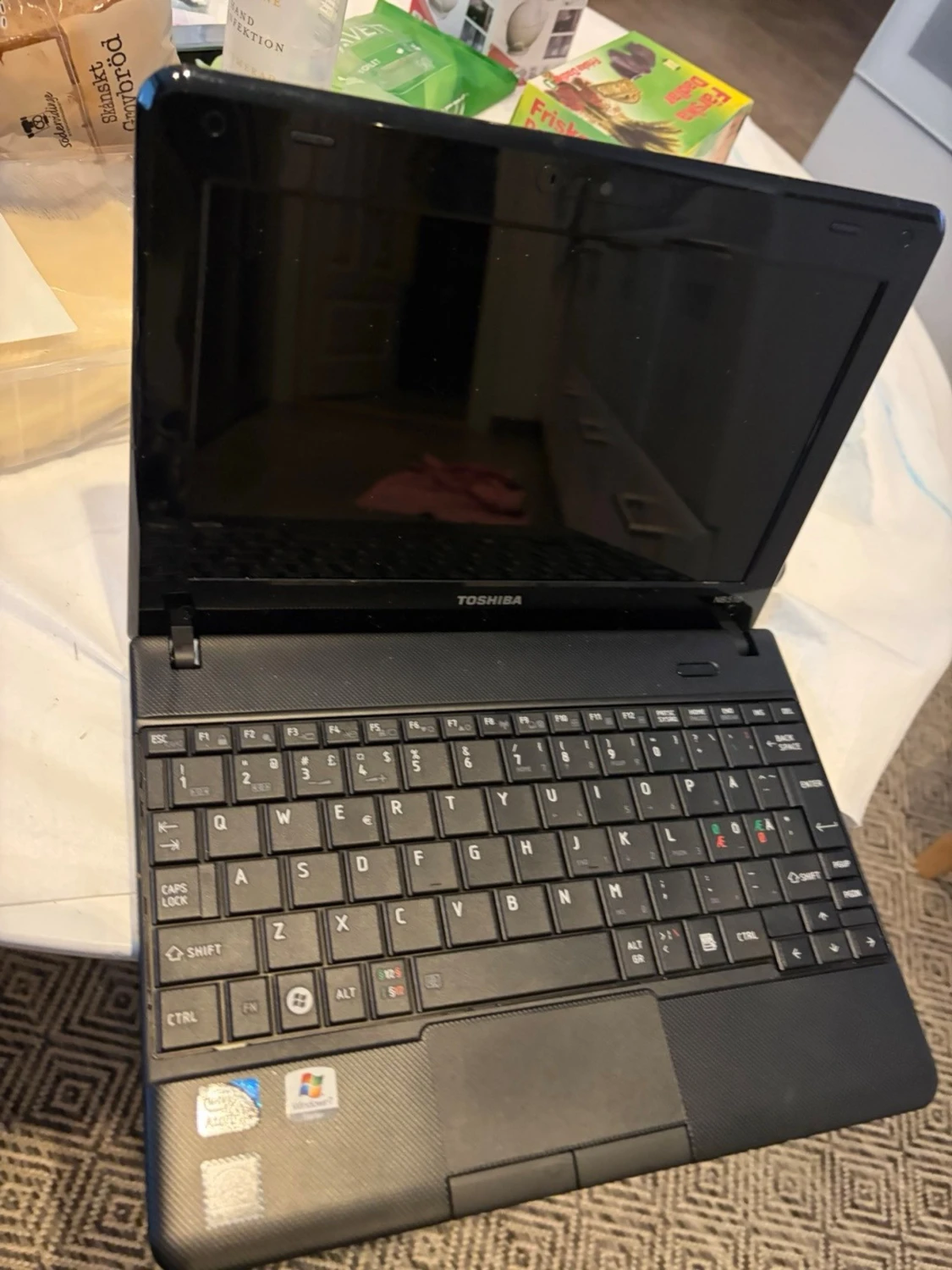 Toshiba svart bärbar dator - 2