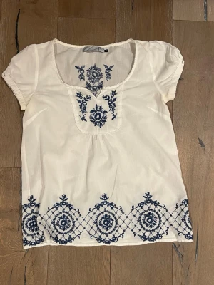 Vit blus med blå broderier - SUPERSÖT blus som tyvärr inte kommer till användning. Perfekt inför sommaren🌸💗