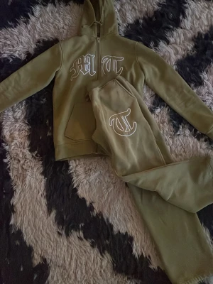 Tuttolente tracksuit olivgrön barely andvänd - Säljer min tuttolente tracksuit för jag fick den i present av en kompis och den passade inte min stil riktigt 