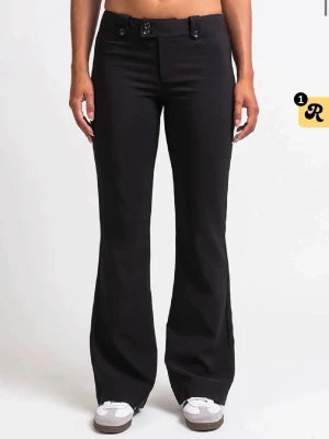 Svarta kostymbyxor srl 36 Tall - Srl 36 Tall. Svarta kostymbyxor med bootcut och låg midja. Byxorna har knappdetaljer framtill och fickor bak. Snygg passform. Från Madlady