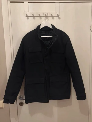John Henric Field jacket  - Jätte fint skick. Storlek M. Nypris ca 3000. Mörkblå. Hör av dig vid minsta lilla fundering! 