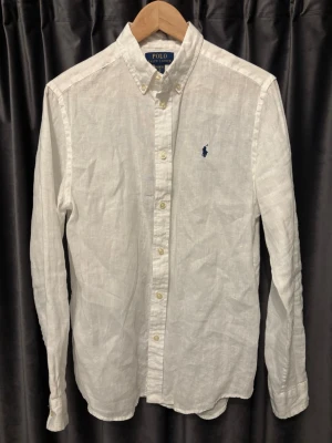 Ralph lauren linneskjorta  - Ralph Lauren Linneskjorta - vit - 100% linne - skick 9/10, mycket fint skick! - storlek junior XL, vilket motsvarar S/M, den passar en större S samt en mindre M - sjukt fet och perfekt till sommaren - hör av er vid frågor🤝