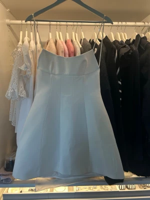 Vit kort klänning med tunna band - Superfin vit kort klänning med tunna axelband. Aldrig använd med prislapp kvar!