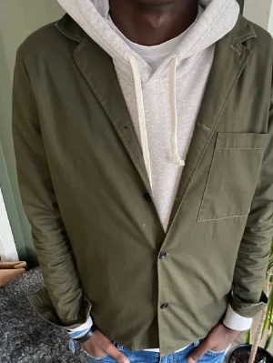 Olivgrön overshirt från Matinique - Stilren olivgrön overshirt från Matinique i rak modell. Skjortjackan har klassisk krage och är tillverkad i ett tåligt bomullstyg. Perfekt att bära över en hoodie för en avslappnad look.