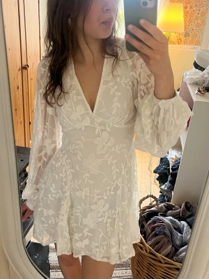 Vit klänning  - Superfin klänning med öppen rygg!💕 Aldrig använd, prislappen kvar (se sista bild). Helt perfekt till student✨ Säljer då jag själv hittat annan klänning💕 Nypris 699  Pris kan diskuteras💕