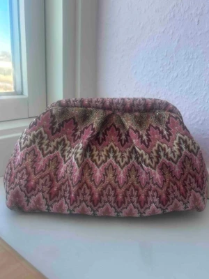 Necessär  - Jättefin helt ny necessär i mycket bra skick🩷Säljer då den inte kommer till användning. Pris kan diskuteras vid snabb affär🩷Skriv privat vid fler frågor/bilder🩷