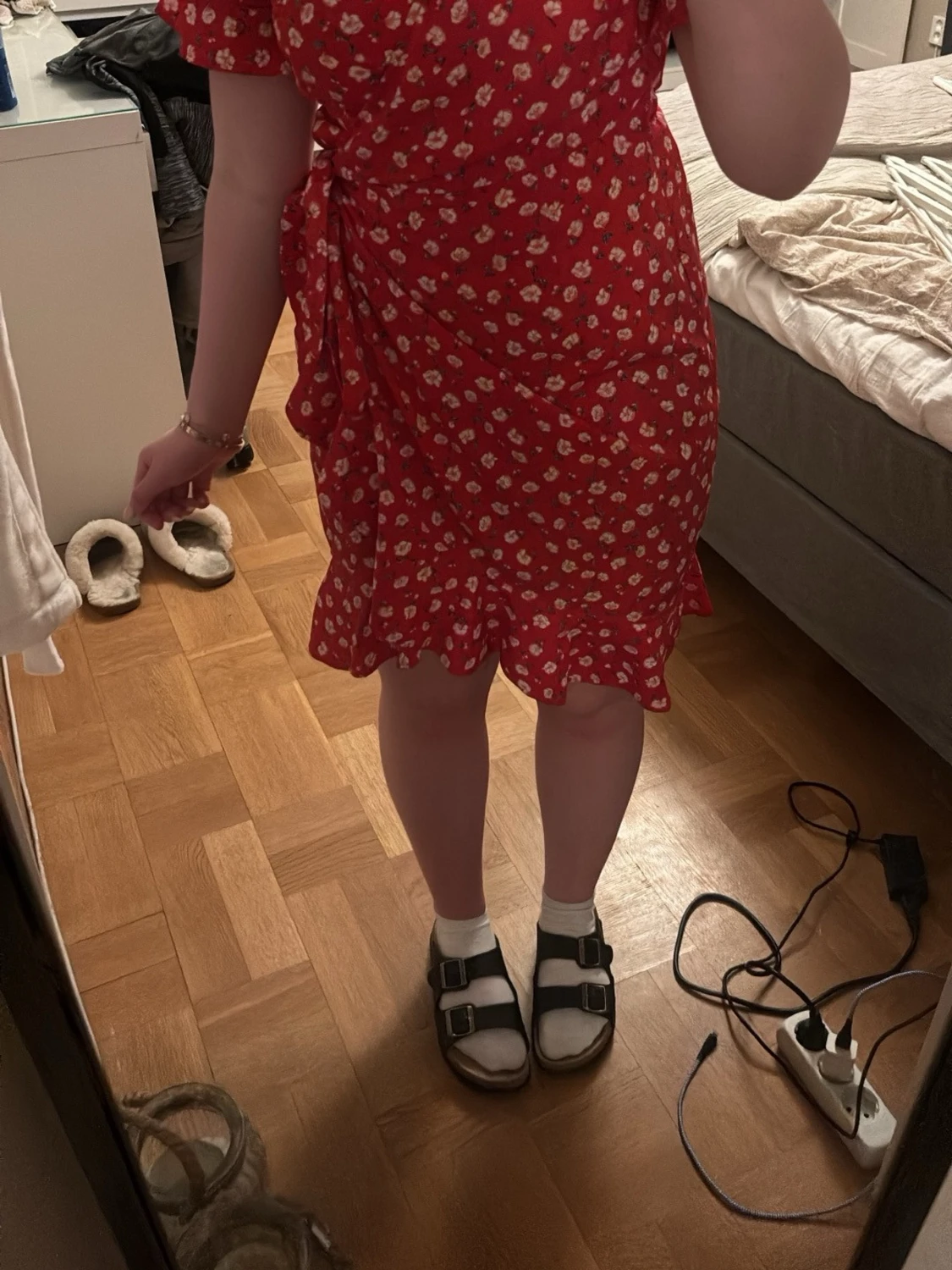 Röd blommig omlottklänning