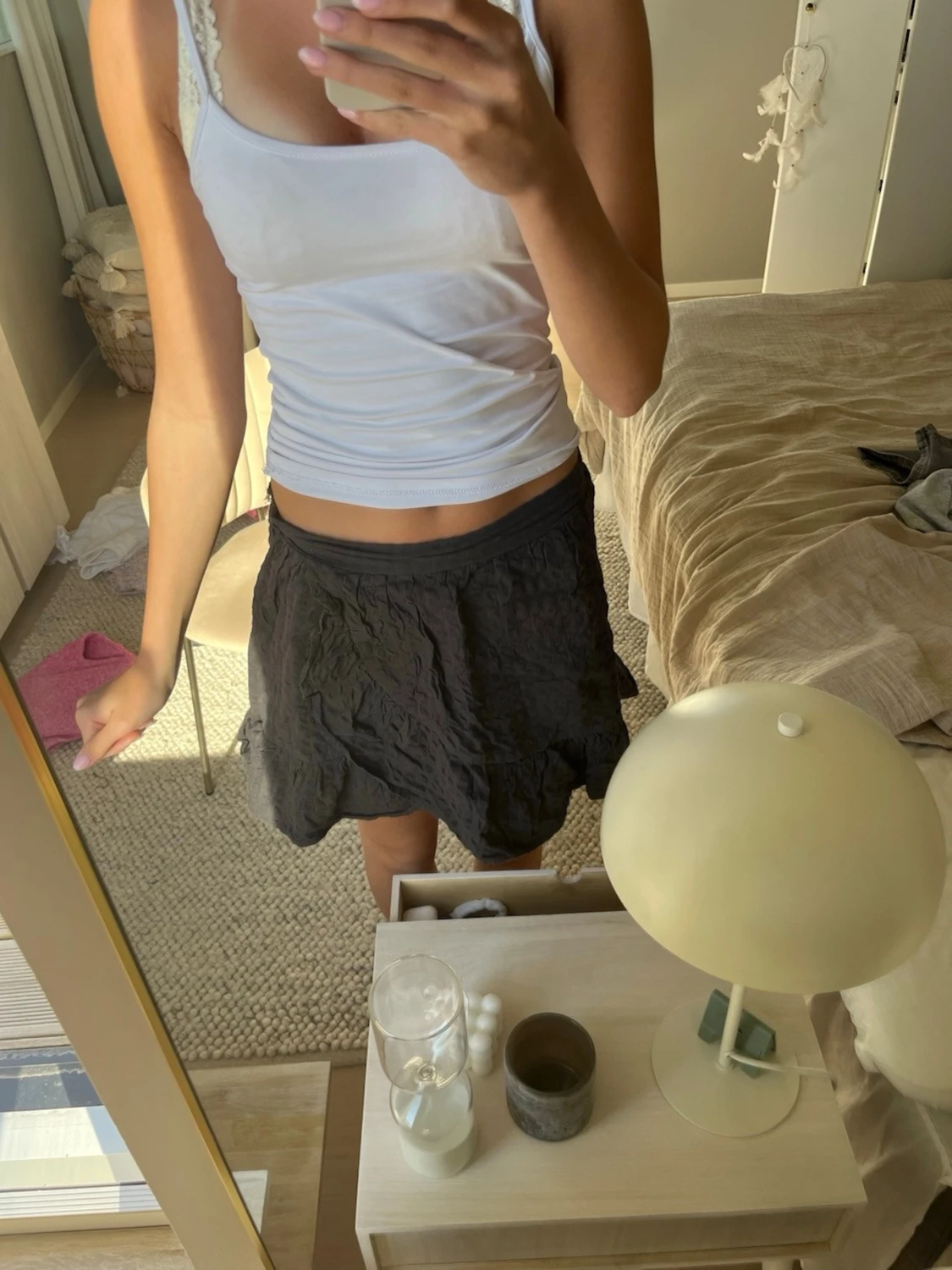 Svart kortkjol med volang