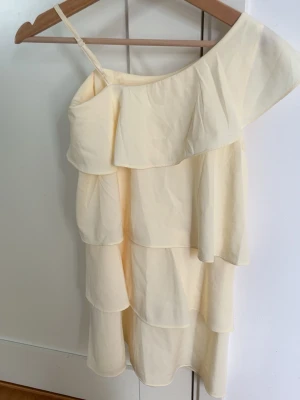 Gina tricot strl 146 - Gul volang klänning från Gina tricot Young storlek 146. Mycket bra skick bara använd 2 gånger. Pris kan diskuteras❣️💛