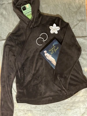 Brun velourhoodie med huva - Mjuk och skön brun hoodie i velourmaterial med huva och dragsko. Långärmad modell som passar perfekt för en avslappnad och trendig look. Perfekt för dig som gillar en chill och cozy stil. Den är tunn så perfekt för våren 