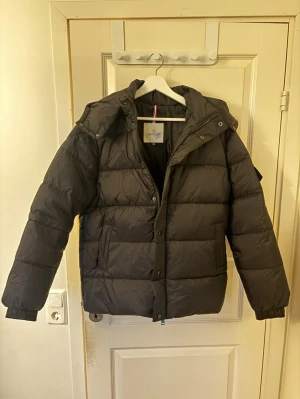 Moncler jacka svart - Moncler pufferjacket svart. Strl XL men sitter som  L. Ej använd