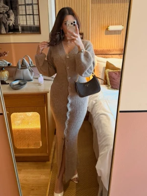 Beige stickad långklänning med knappar - Stickad klänning. Storlek S. Enbart använt  en gång. 