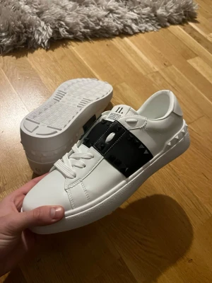 Valentino garvani 11 (storlek 43) - Snygga vita sneakers från Valentino Storlek 43, har använts endast 2-3 gånger har rensat dom så de ser ut som helt nya i skicket pris går att diskutera! 💯(kartonglådan har slängts!)