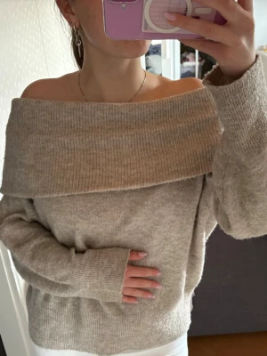 Beige off shoulder stickad tröja - Jätteskön och perfekt till en sommarkväll. Xs men oversized