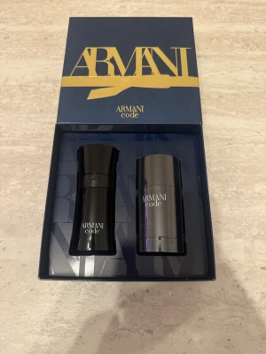 Armani Code parfymset - Snyggt parfymset från Armani Code med två flaskor i elegant svart och metallicgrå design. Setet kommer i en stilren blå presentask med guldtext. Perfekt för dig som gillar exklusiva dofter och vill ha en lyxig känsla i badrumsskåpet. Nypris ca 900kr