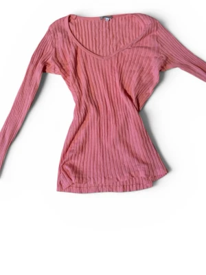 rosa intimissimi topp - Jättefin tröja från intimissimi, aldrig använd. Den är ganska liten och figurnära i storleken så skulle säga mer xs än S.