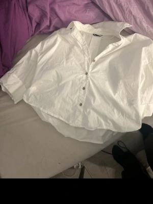 Vit tre kvärtsärmad skotta - Superfin skjorta från Zara, obs har klippt av den i bak då jag inte gillade ”Ank” svansen i bak men inga skador och sitter perfekt fråga om bild på gärna 