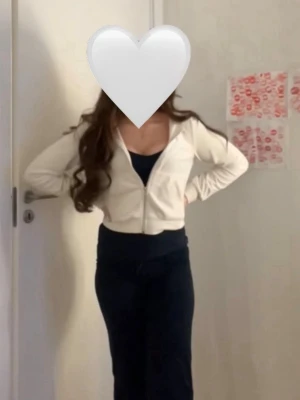 Vit zip hoodie med huva - Säljer en stilren vit hoodie med dragkedja och huva. Hoodien har långa ärmar, fickor framtill och en klassisk passform.  Materialet är typ sammet