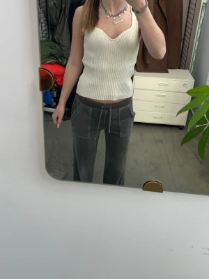 Juicy couture byxor gråa - Juicy couture byxor i nytt skick utan slitage. Jättesköna och snygga!