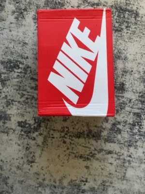 Nike P6000 vita sneakers - Nike sneakers i vitt med detaljer i ljusgrått och beige. Skorna har en sportig design med meshpaneler för extra andningsförmåga. 
