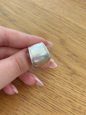 Bred silverring  - Handgjord ring i silver, skapad av återvunna gamla bestick. Varje ring är unik med sin egen form och karaktär. Tidlös, slitstark och perfekt som en personlig detalj till vardags.🩶