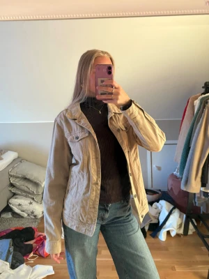 Beige jeansjacka från pull&bear - Jättefin beige jeansjacka från pull&bear. Helt perfekt nu till våren! Inga tecken på användning💞 Skriv vid eventuella frågor!