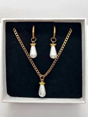 Smyckesetet  - Handgjort halsband inspirerat av Maria Nilsdotter.  Örhängen längd-3,7cm, halsband längd-40cm.  Material-rostfritt stål 