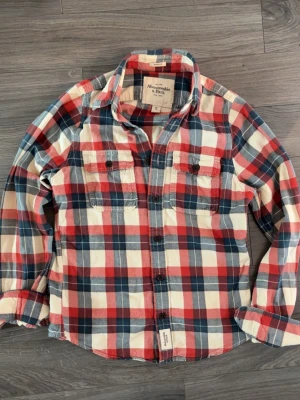 Abercrombie & fitch overshirt - En asfet overshirt från abercrombie and fitch. Perfekt att rocka en hoodie under eller bara använda som skjorta. Dunder skick