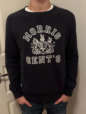 Morris Sweatshirt - Säljer denna feta crewneck från Morris, riktigt stilren och passar till mycket. Storlek M, modellen är 187, 75kg.