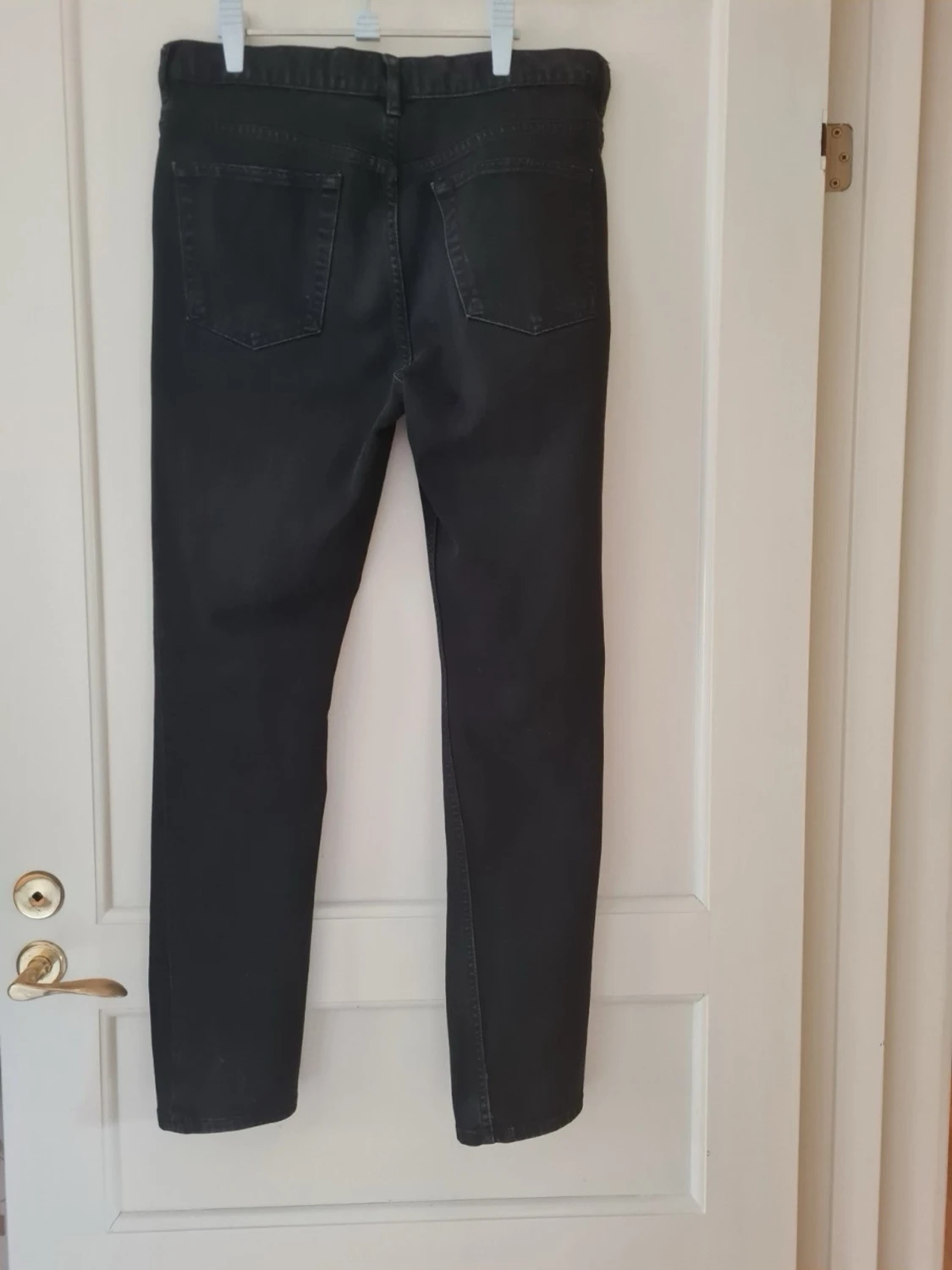 Svarta Skinny Fit jeans H&M strl 32 - 1