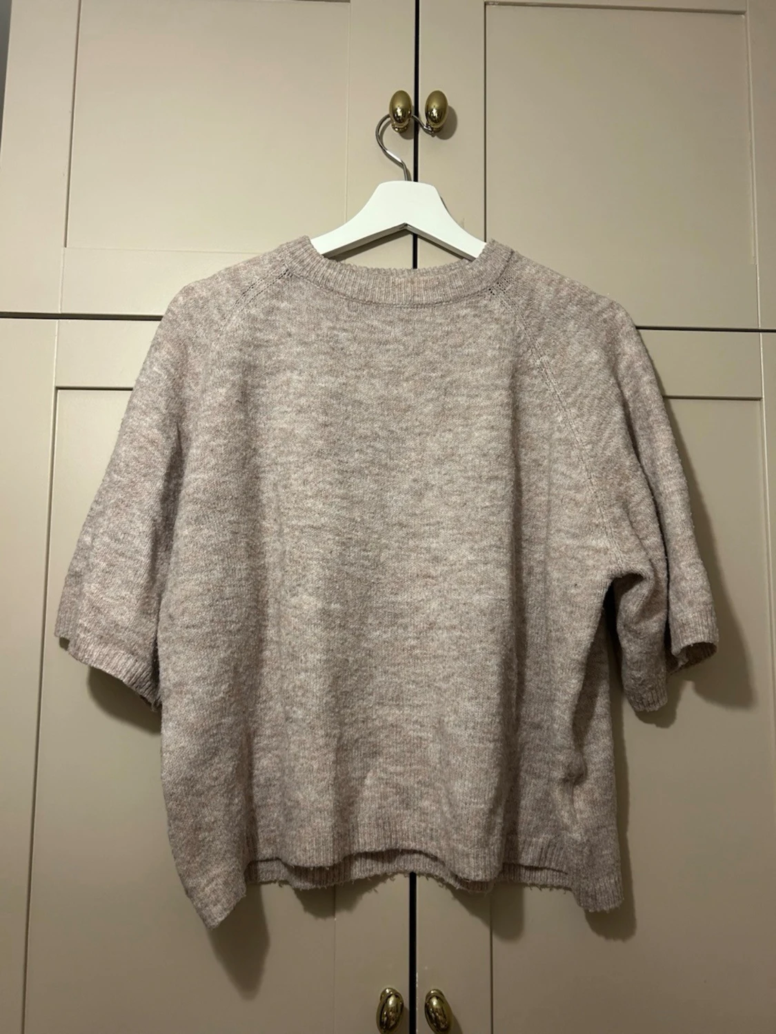 beige stickad tröja med halvärm