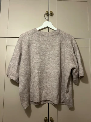 beige stickad tröja med halvärm -  beige stickad tröja med rund hals och halvärm🤎
