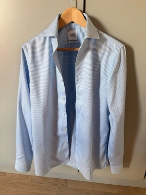 Skjortor  - Säljer olika dresskjortor som inte kommer till användning! Alla är i nyskick! Bild nmr 1: Oscar of Sweden strl 38 slim, bild nmr 2 John Henric strl 37 slim,  bild nmr 3 Ralph lauren strl S slim, bild nmr 4 stenströms strl S slimline, bild nmr 5 stenströms strl 38 slim, bild nmr 6 stenströms strl 37 superslim, bild nmr 7 Emanuel Berg strl 38 slim MTM. Skriv ett meddelande för pris!!!!!!!