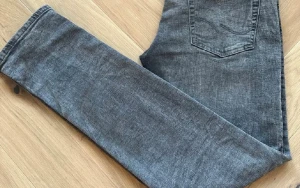 Slim fit Jeans - Säljer nu dessa Jack & Jones jeans av modell Glenn. Storlek 29/32. Nypris 900 kr. Hör av dig vid minsta lilla fundering, priset går att förhandla.