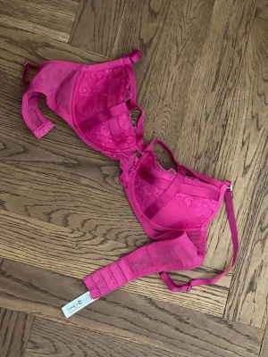 Nyköp  intimissimi bh - Sutiã Carioca Fearless Femininity - Nyköpt ”Sutiã Carioca Fearless Femininity - Rosa”. Storlek 80B från Intimissimi. Köpt i Italien. Snygg rosa bh från Intimissimi med spetsdetaljer och dekorativa band över kuporna. Justerbara axelband och klassisk hysk- och hakknäppning bak. Materialet är en mix av spets och mesh som ger en trendig look.