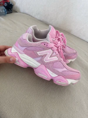 Rosa New Balance sneakers - Säljer ett par rosa New Balance sneakers med vit logga och detaljer. Beställningsvara ! 10-12 dagar 899kr