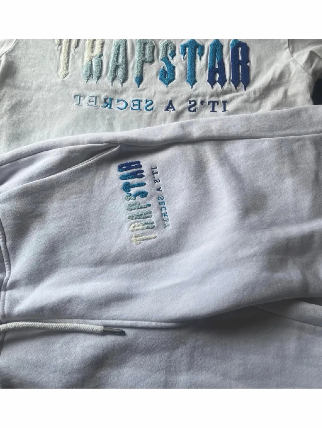 Vit hoodie från Trapstar med brodyr - 2