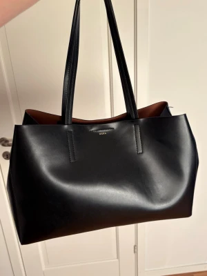 Rymlig väska från wera - Jättefin och rymlig väska från wera, köpt för 1 250 kr på åhlens. Endast använd några fåtal gånger och inge defekter. Får plats med det mesta så som dator, mm. perfekt till skolan! Skriv vid eventuella frågor💞