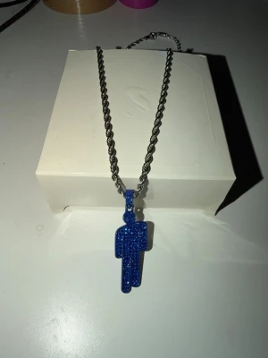 Billie eilish blått halsband - INTE ÄKTA! Kedjan är 55 cm lång, blohshen är 4 cm och skimrar fint! Materialen är zinc och rostfritt stål 🩷 Inspirerat av billie eilish! 