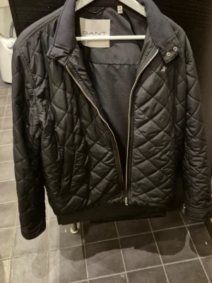 Gant Jacka - Stilren svart gant jacka perfekt för vår/höst, knappt använd och passar till nästan alla outfits